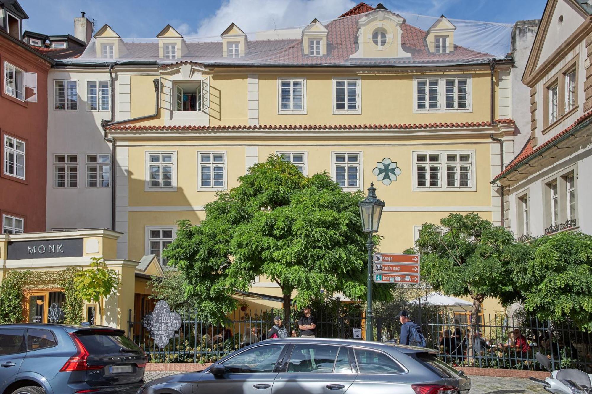 Charles Bridge Apartments, Prague